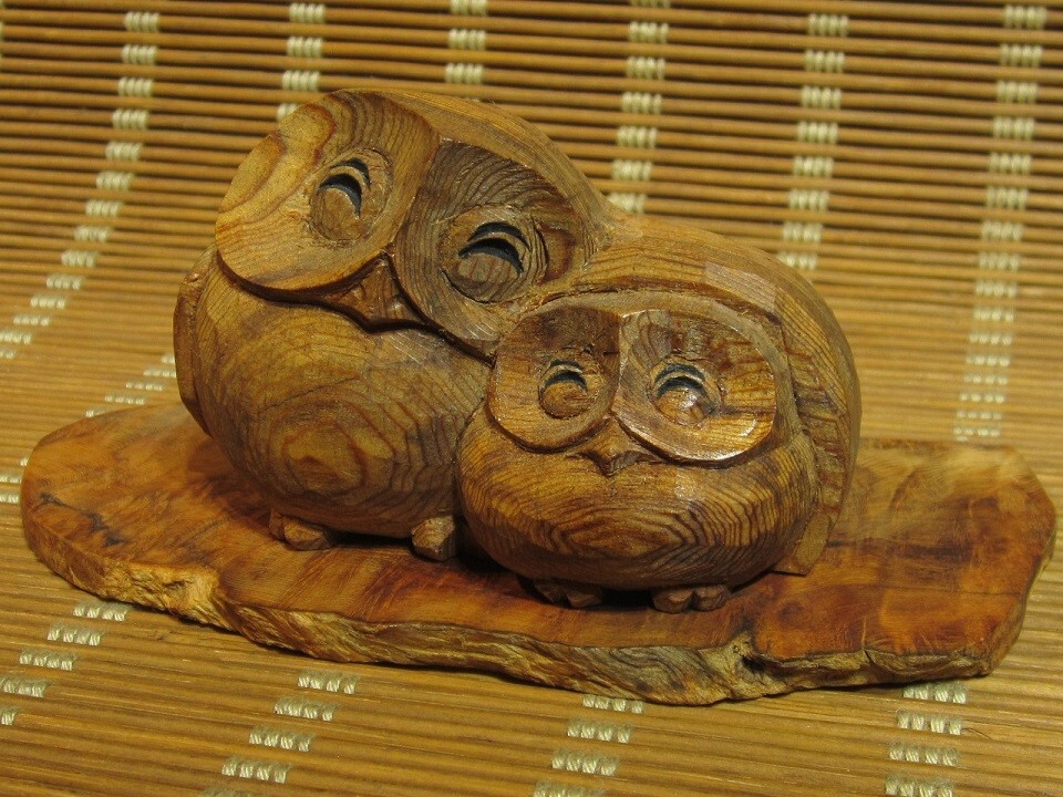 屋久杉工芸品 フクロウ置物 親子 家族 山中良行 台付き 天然木 屋久杉工芸品 フクロウ置物 親子 家族 山中良行 台付き 天然木