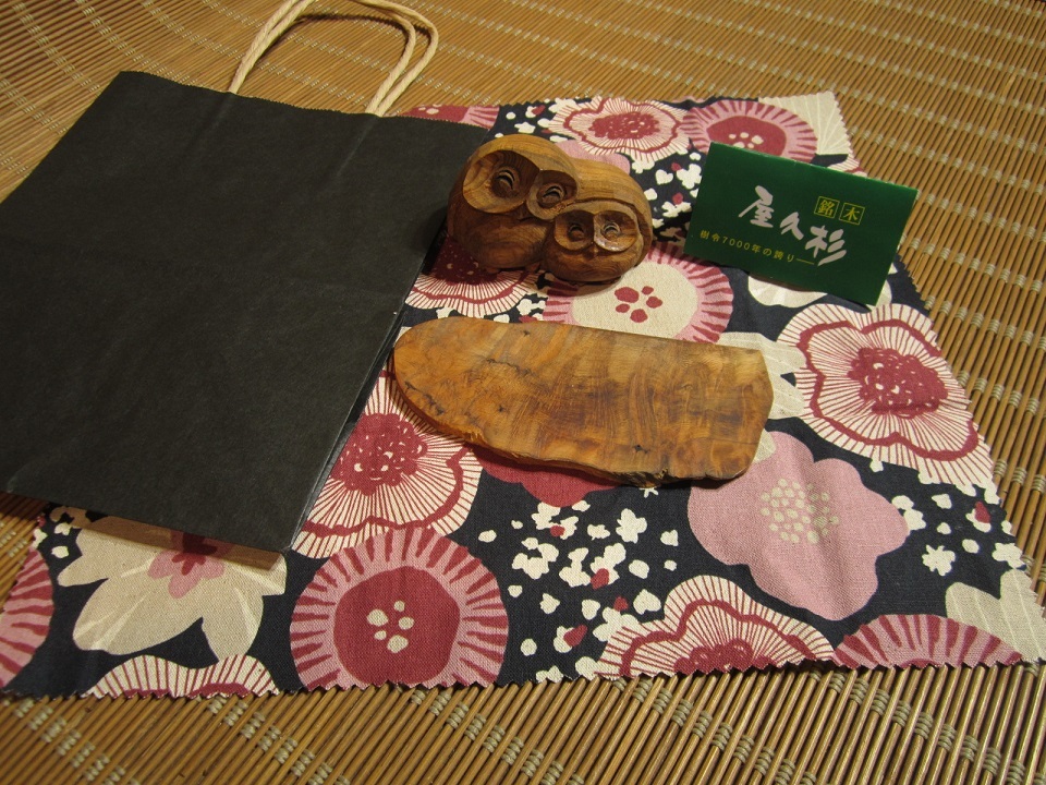 屋久杉工芸品 フクロウ置物 親子 家族 山中良行 台付き 天然木 屋久杉工芸品 フクロウ置物 親子 家族 山中良行 台付き 天然木