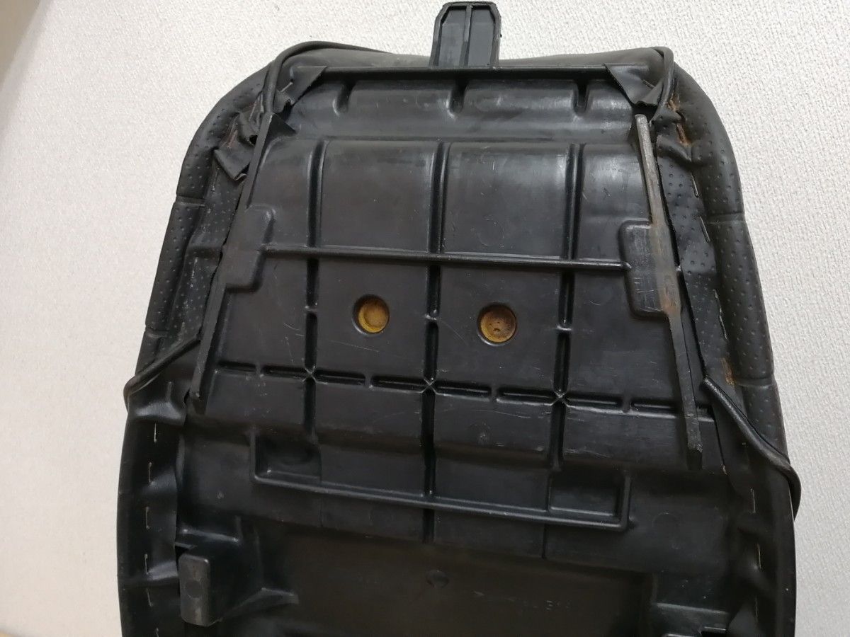 4/30まで出品ZRX400 純正シート 本革シートタックロール 皮 黒 4/30まで出品ZRX400 純正シート 本革シートタックロール 皮 黒