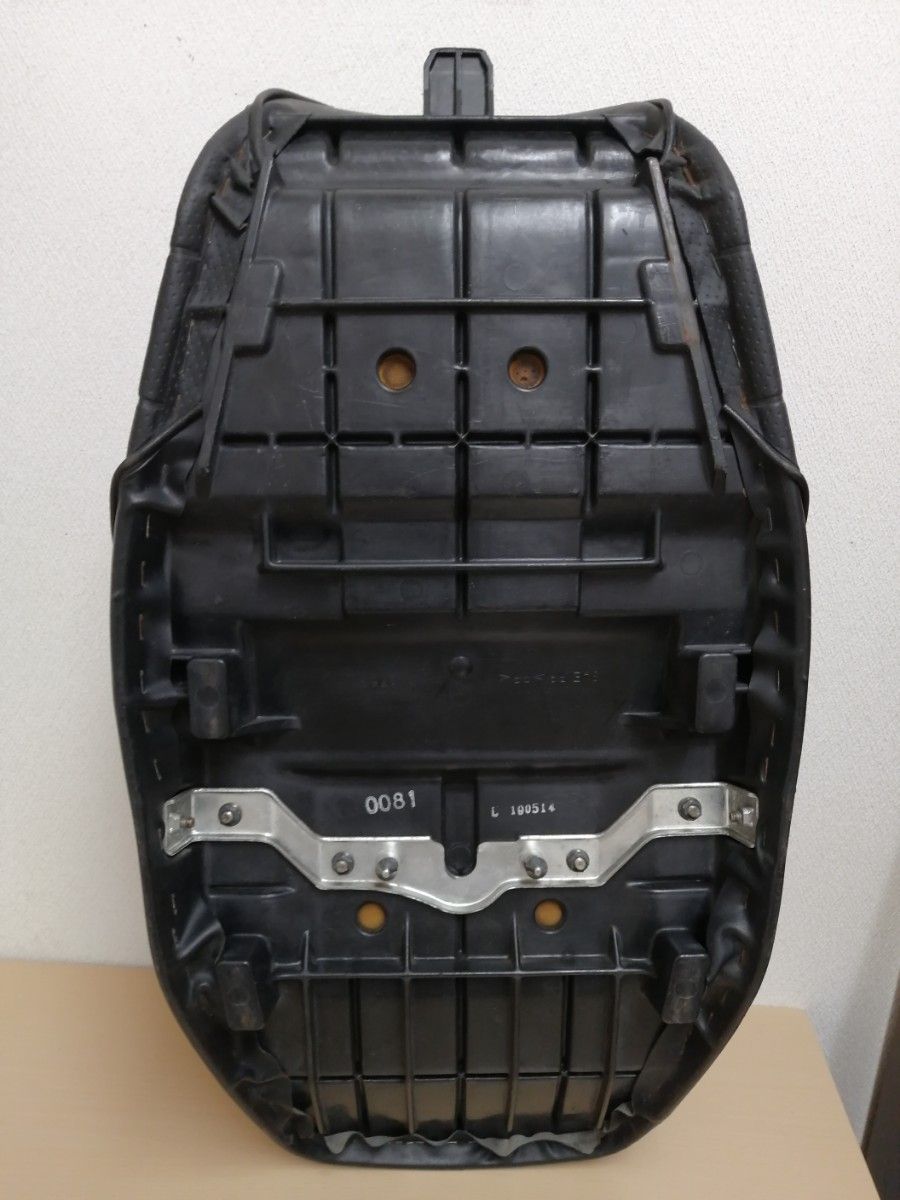 4/30まで出品ZRX400 純正シート 本革シートタックロール 皮 黒 4/30まで出品ZRX400 純正シート 本革シートタックロール 皮 黒