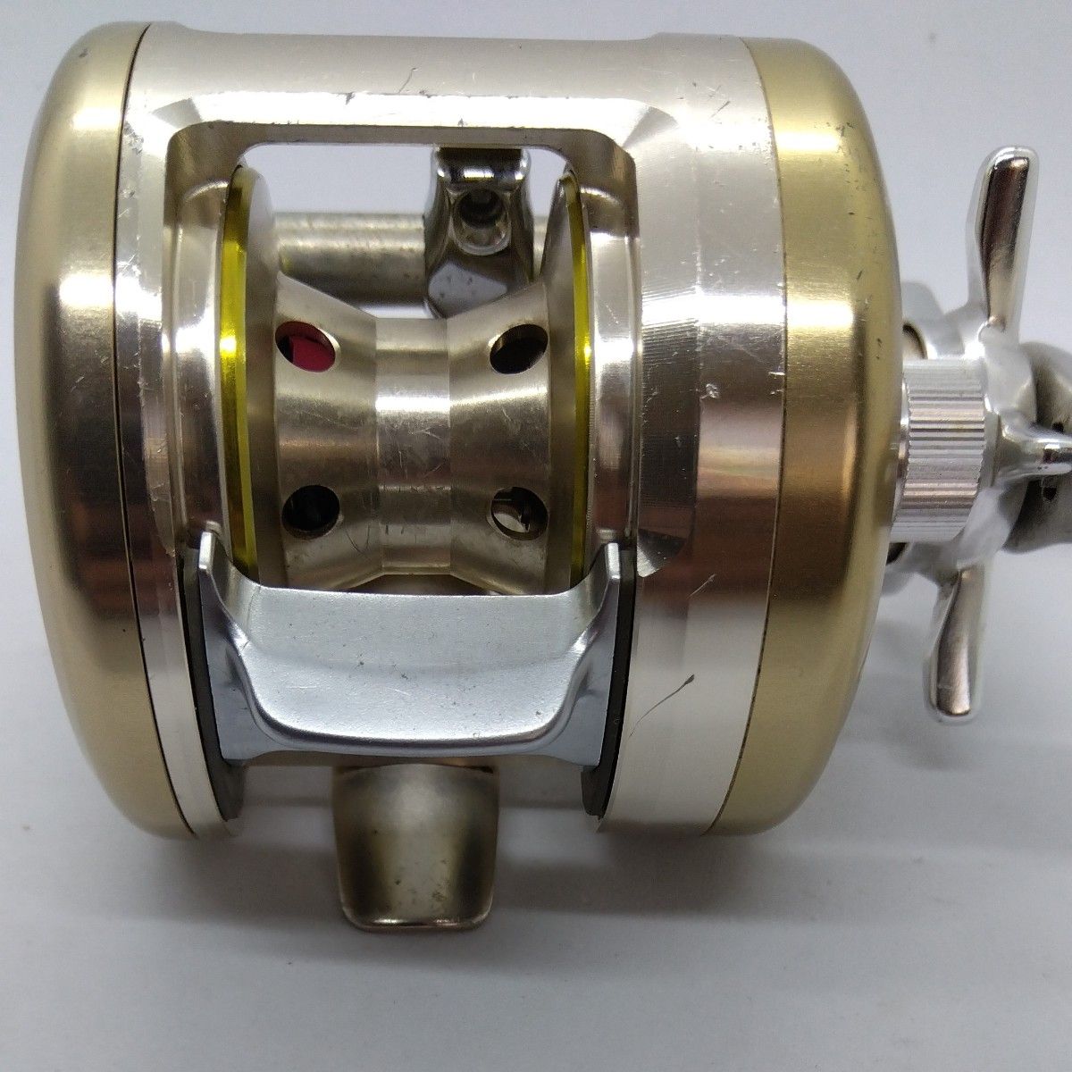 ダイワ ミリオネア CV-Z 203 右ハンドルベイトリール 中古品 ダイワ ミリオネア CV-Z 203 右ハンドルベイトリール 中古品