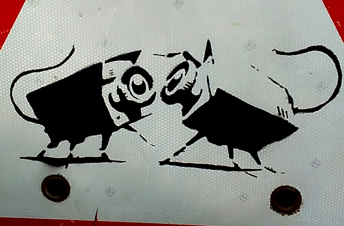 Banksy(バンクシー)のロードサイン『CCTV Scorpions』道路標識です 