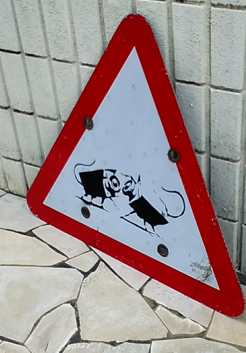 Banksy(バンクシー)のロードサイン『CCTV Scorpions』道路標識です 