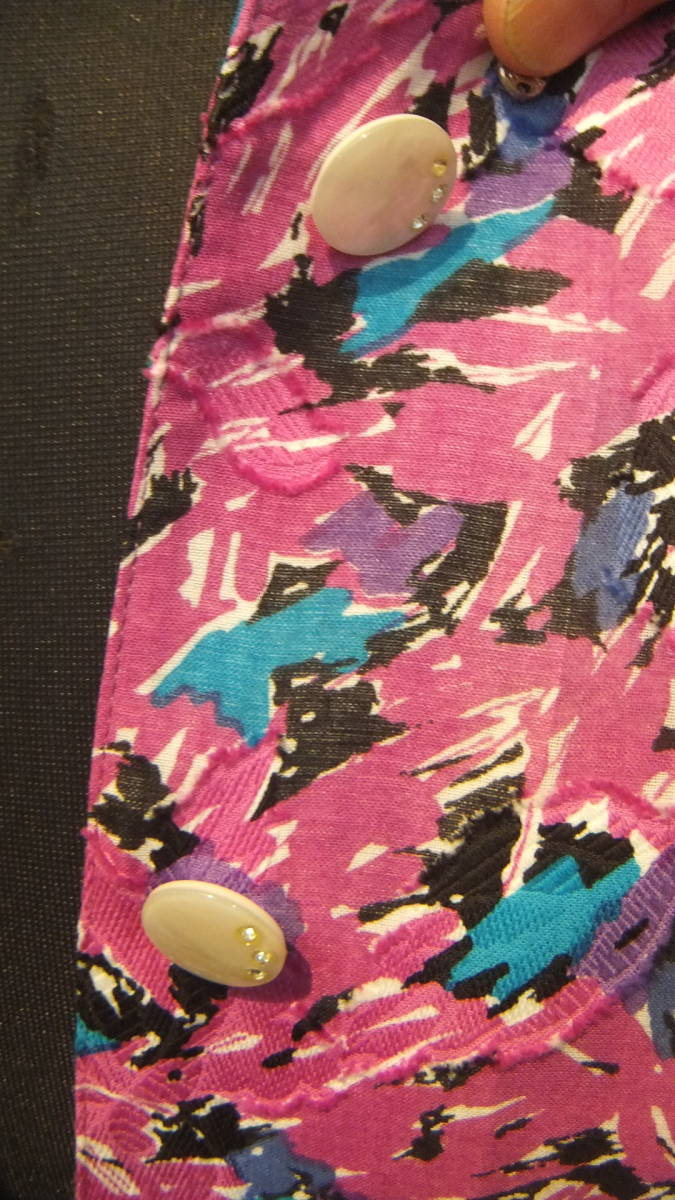 ★☆ミセス　　スーツ（日本製）　　半袖　綿　折柄（綿１００％）　　濃いピンク地にブルー系柄　サイズ　Ｍ　（実質Ｌサイズ）☆★