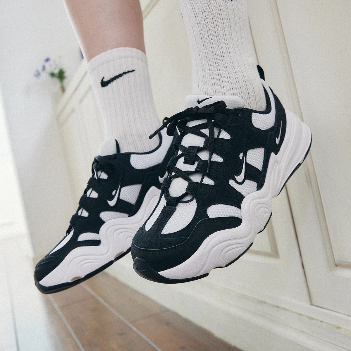 新品 定価14300円 NIKE テック ヘラ 運動靴 スニーカー 23cm 新品 定価14300円 NIKE テック ヘラ 運動靴 スニーカー 23cm