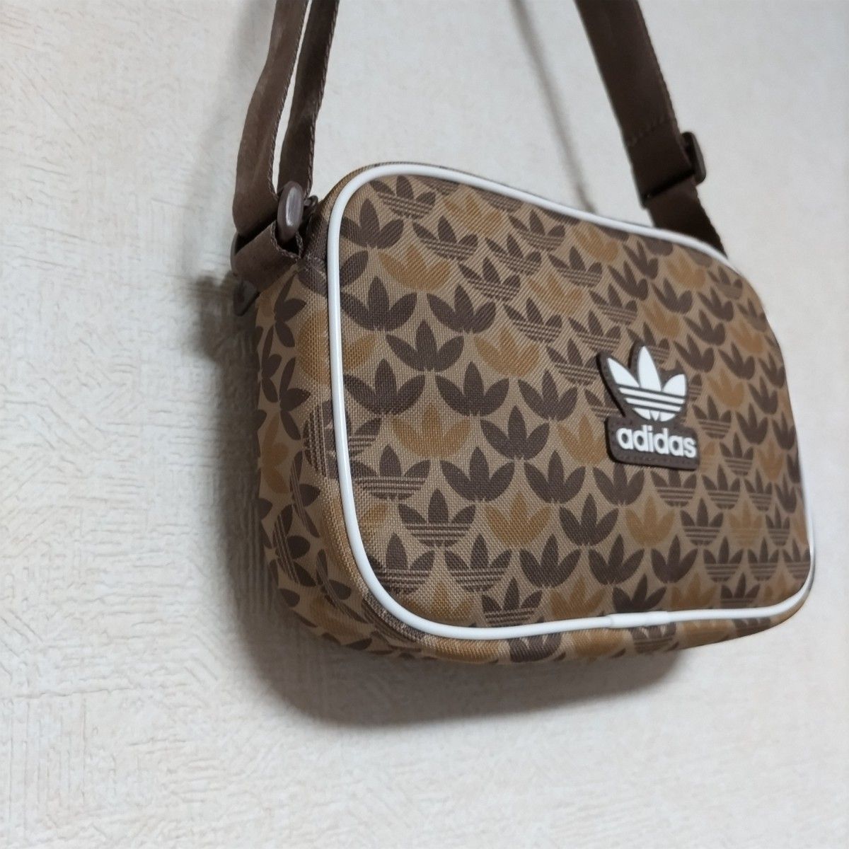 adidas アディダス MONO AIRLINER EARTHSTRATA ユニセックス adidas アディダス MONO AIRLINER EARTHSTRATA ユニセックス