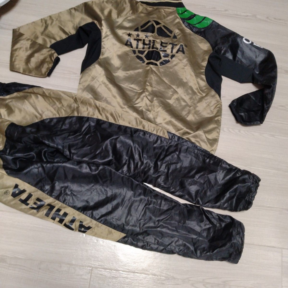 アスレタATHLETA 上下 ピステ アシンメトリーデザイン 光沢黒×艶 アスレタATHLETA 上下 ピステ アシンメトリーデザイン 光沢黒×艶