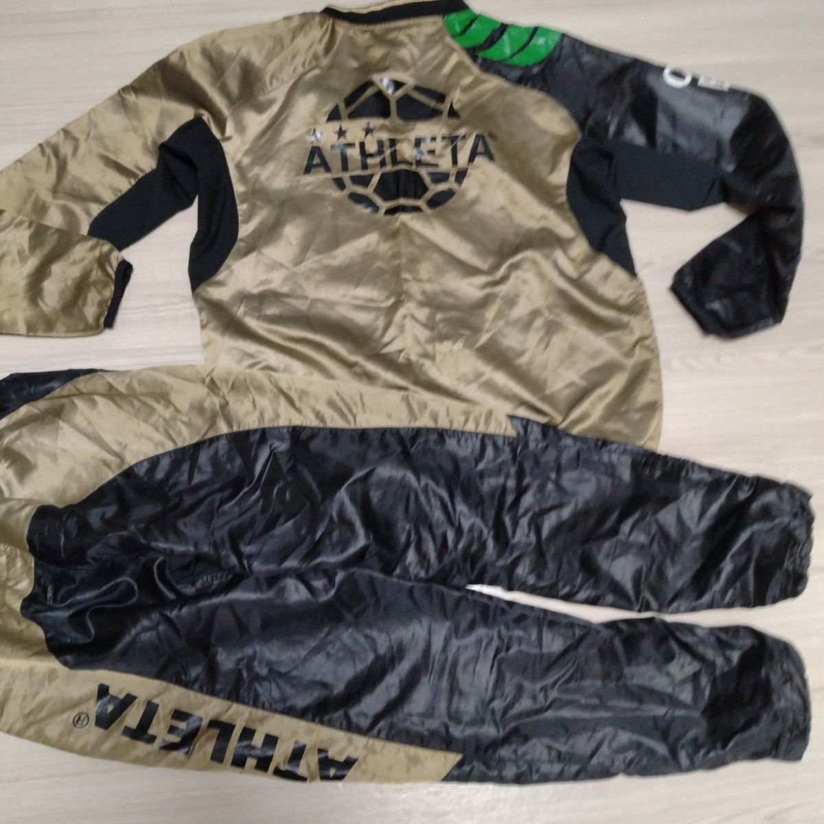 アスレタATHLETA 上下 ピステ アシンメトリーデザイン 光沢黒×艶 アスレタATHLETA 上下 ピステ アシンメトリーデザイン 光沢黒×艶