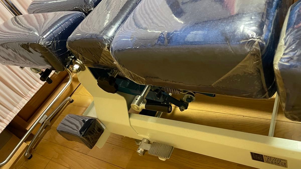 最終値下中【近日処分】カイロプラティック用ベッド岩崎製作所 最終値下中【近日処分】カイロプラティック用ベッド岩崎製作所