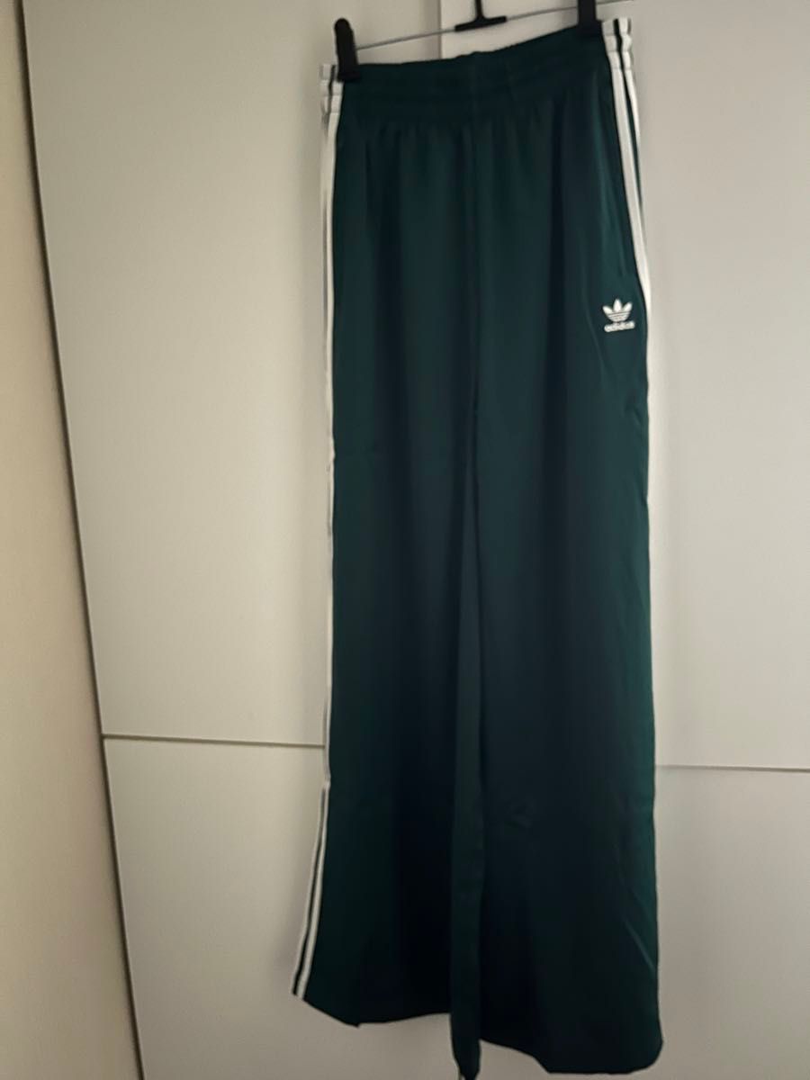 アディダス adidas ORIGINALS サテンワイドレッグトラックパンツ アディダス adidas ORIGINALS サテンワイドレッグトラックパンツ