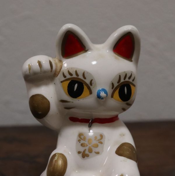 古そうなとてもかわいい珍しく足を組んだ陶器製の招き猫 レトロ 古そうなとてもかわいい珍しく足を組んだ陶器製の招き猫 レトロ