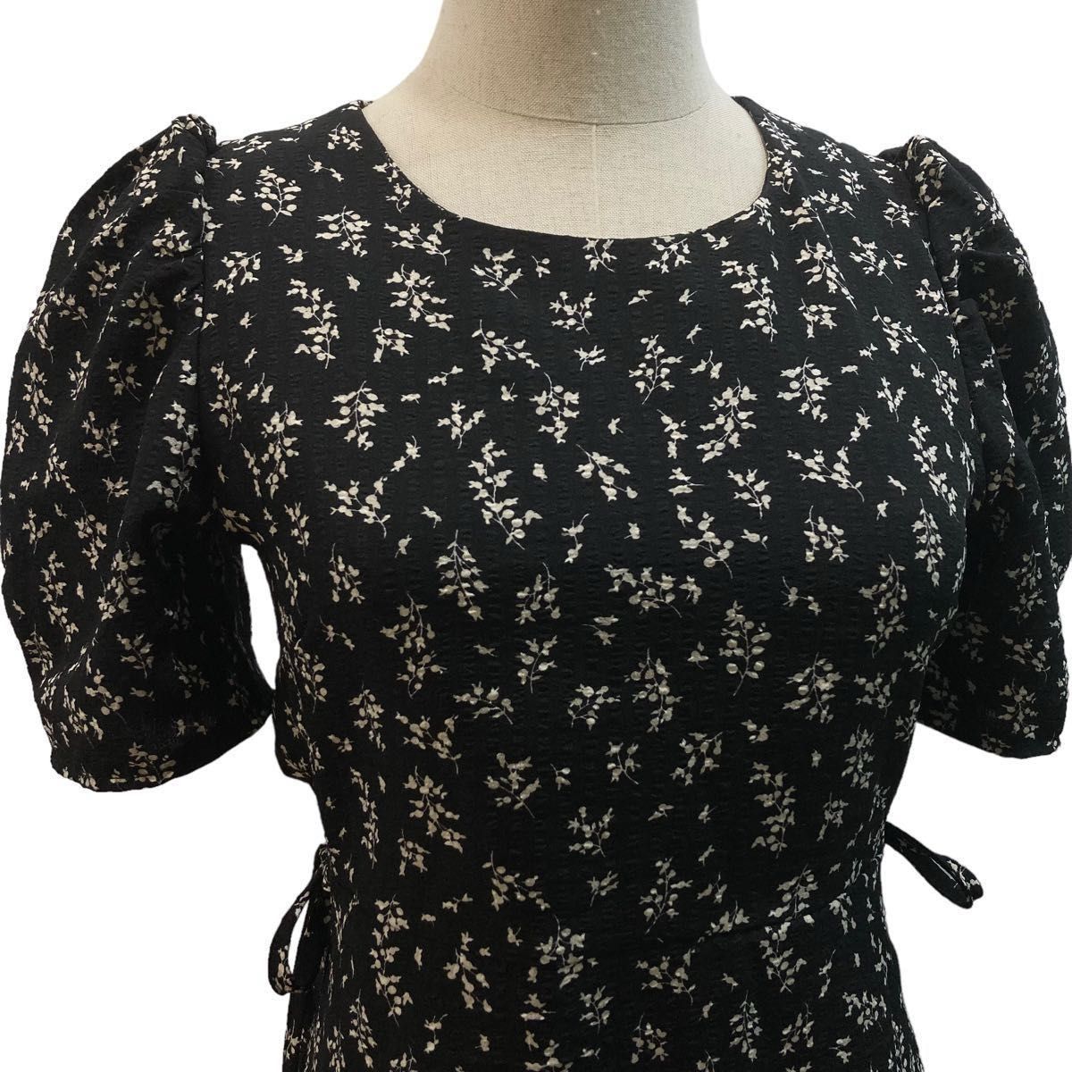 美品【AKMK奈斯】SHEIN サイドカットアウトチュニック 小花柄 美品【AKMK奈斯】SHEIN サイドカットアウトチュニック 小花柄