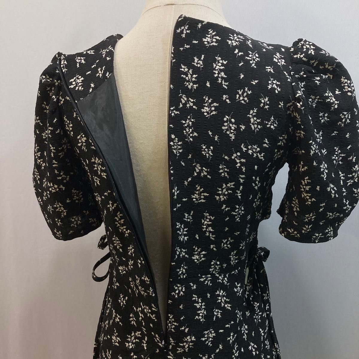 美品【AKMK奈斯】SHEIN サイドカットアウトチュニック 小花柄 美品【AKMK奈斯】SHEIN サイドカットアウトチュニック 小花柄