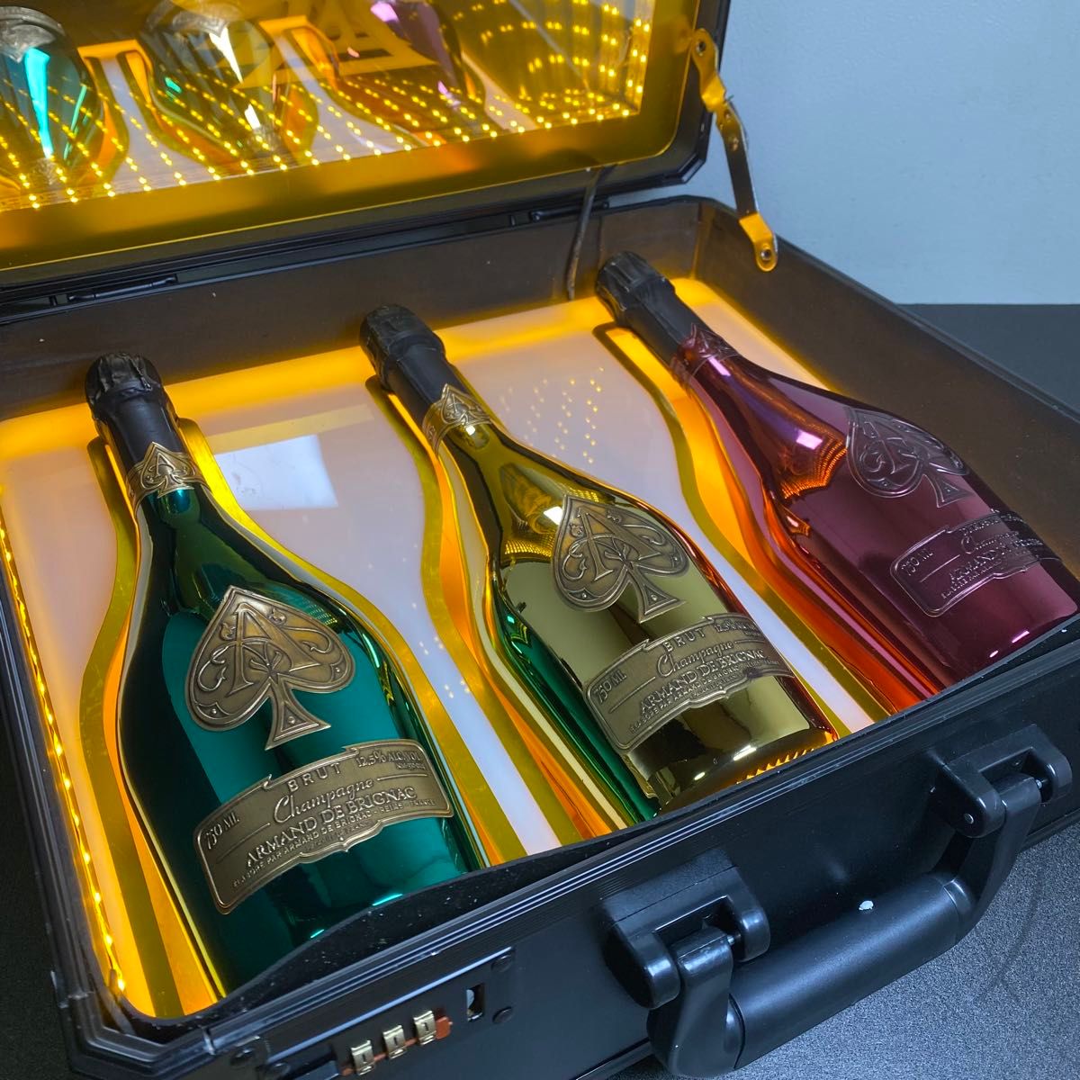 アルマンド アタッシュケース 信号機 レッド グリーン ゴールド アルマンド アタッシュケース 信号機 レッド グリーン ゴールド