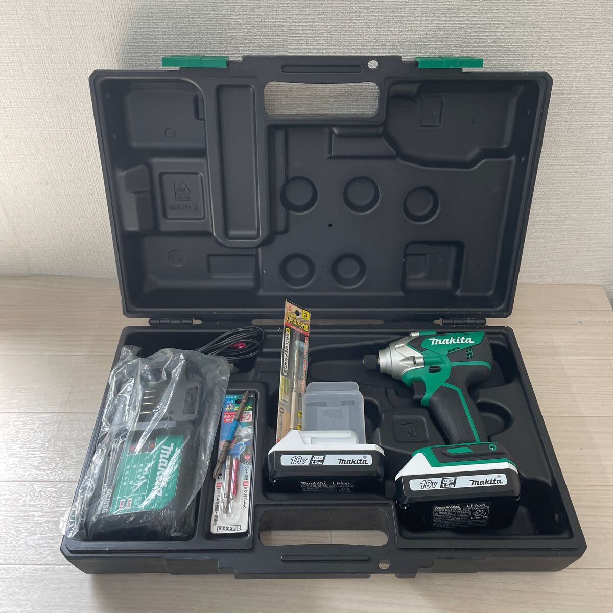 ■【動作確認済み】 makita マキタ 充電式 インパクトドライバ 《M698DSX》 バッテリー BL1815G 充電器 セット 電動工具