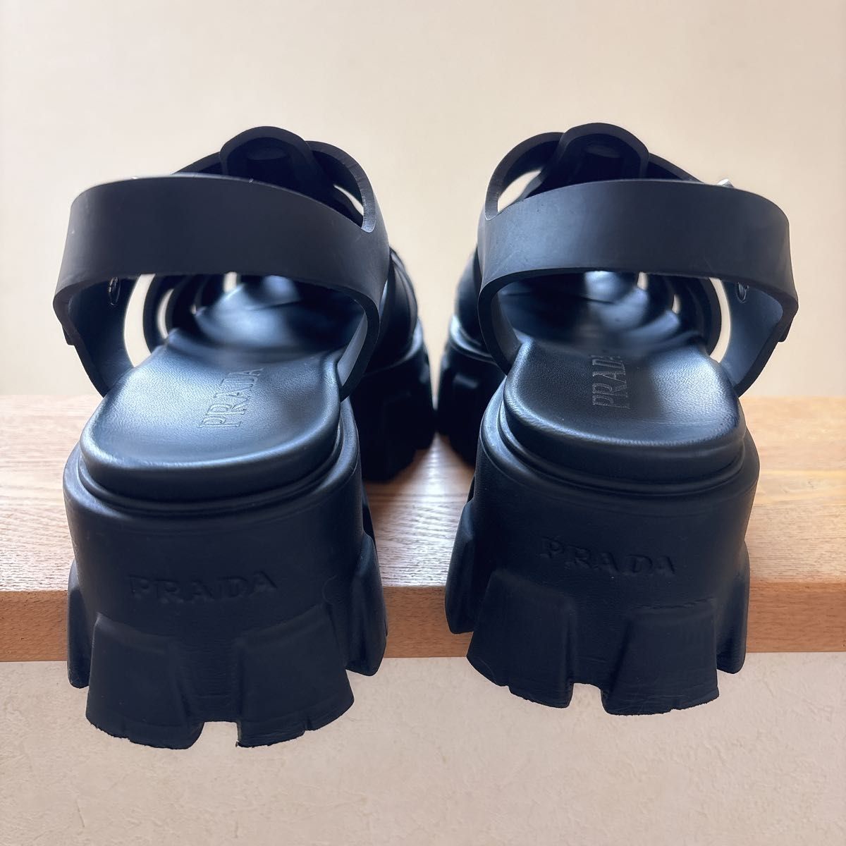 正規品返金保証】PRADAプラダ モノリス ラバーサンダルブラック 正規品返金保証】PRADAプラダ モノリス ラバーサンダルブラック