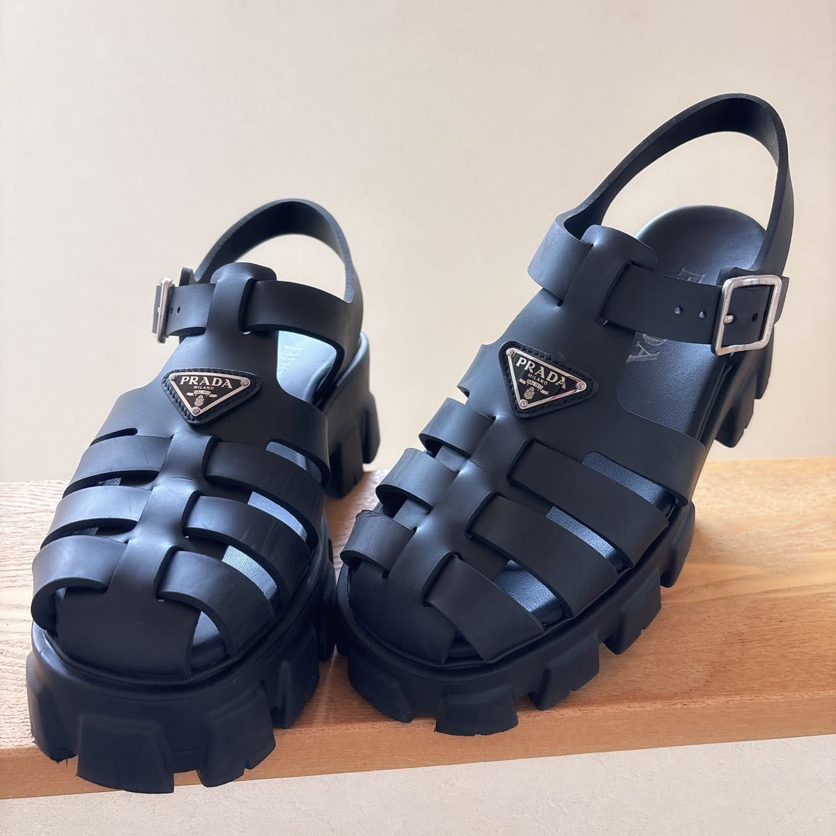 正規品返金保証】PRADAプラダ モノリス ラバーサンダルブラック 正規品返金保証】PRADAプラダ モノリス ラバーサンダルブラック