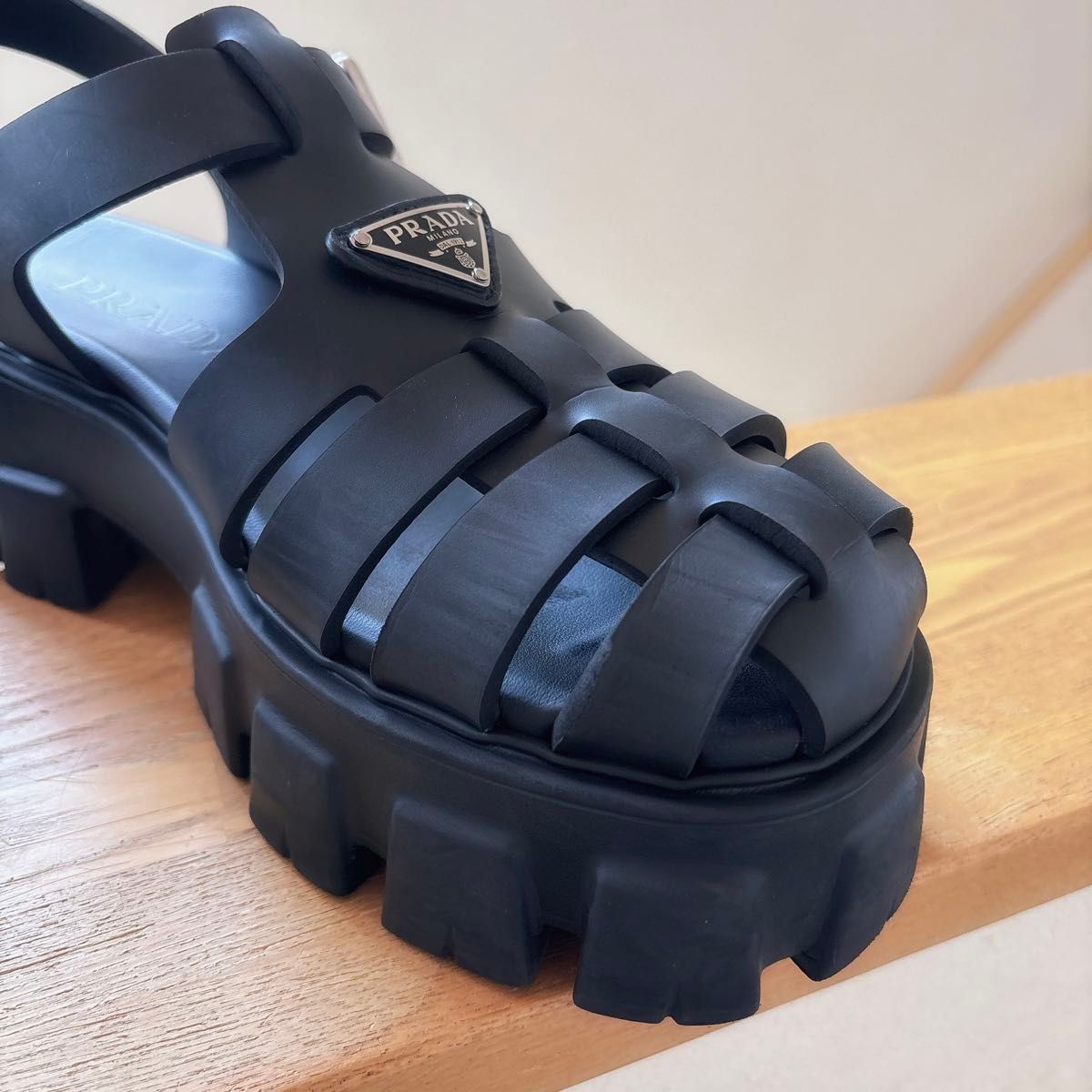 正規品返金保証】PRADAプラダ モノリス ラバーサンダルブラック 正規品返金保証】PRADAプラダ モノリス ラバーサンダルブラック