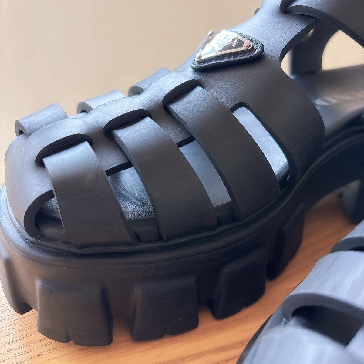 正規品返金保証】PRADAプラダ モノリス ラバーサンダルブラック 正規品返金保証】PRADAプラダ モノリス ラバーサンダルブラック