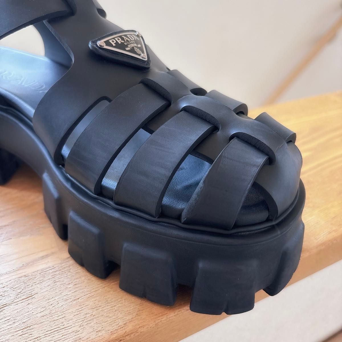 正規品返金保証】PRADAプラダ モノリス ラバーサンダルブラック 正規品返金保証】PRADAプラダ モノリス ラバーサンダルブラック