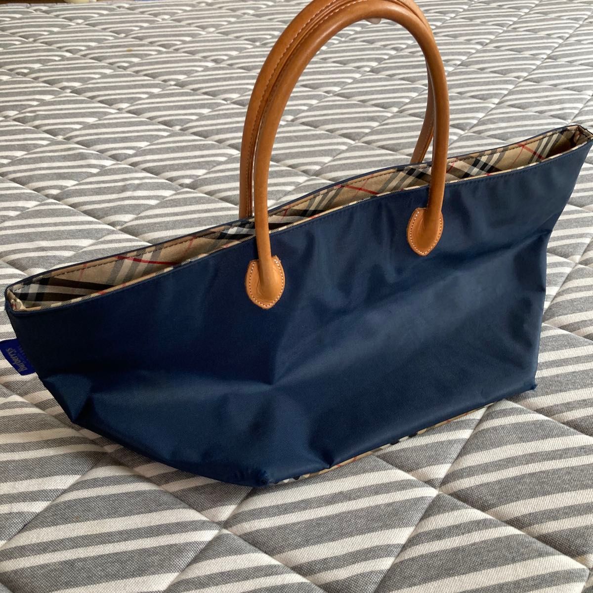 BURBERRY バーバリーブルーレーベル 舟型 トートバッグ ネイビー BURBERRY バーバリーブルーレーベル 舟型 トートバッグ ネイビー