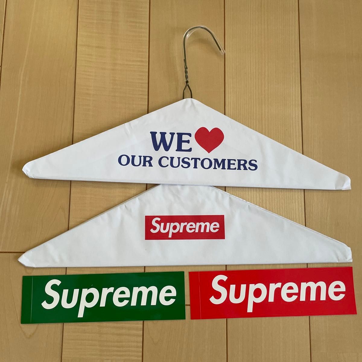 Supreme シュプリーム ハンガー ステッカー付 ノベルティー Supreme シュプリーム ハンガー ステッカー付 ノベルティー