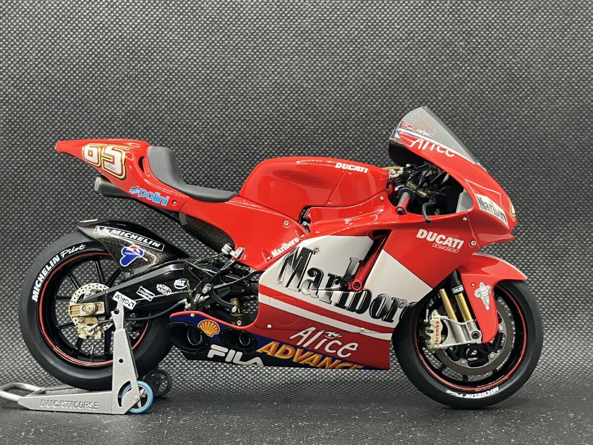 Yahoo!オークション - 1/12 Ducati Desmosedici GP4 #65 塗装済 Yahoo!オークション - 1/12 Ducati Desmosedici GP4 #65 塗装済