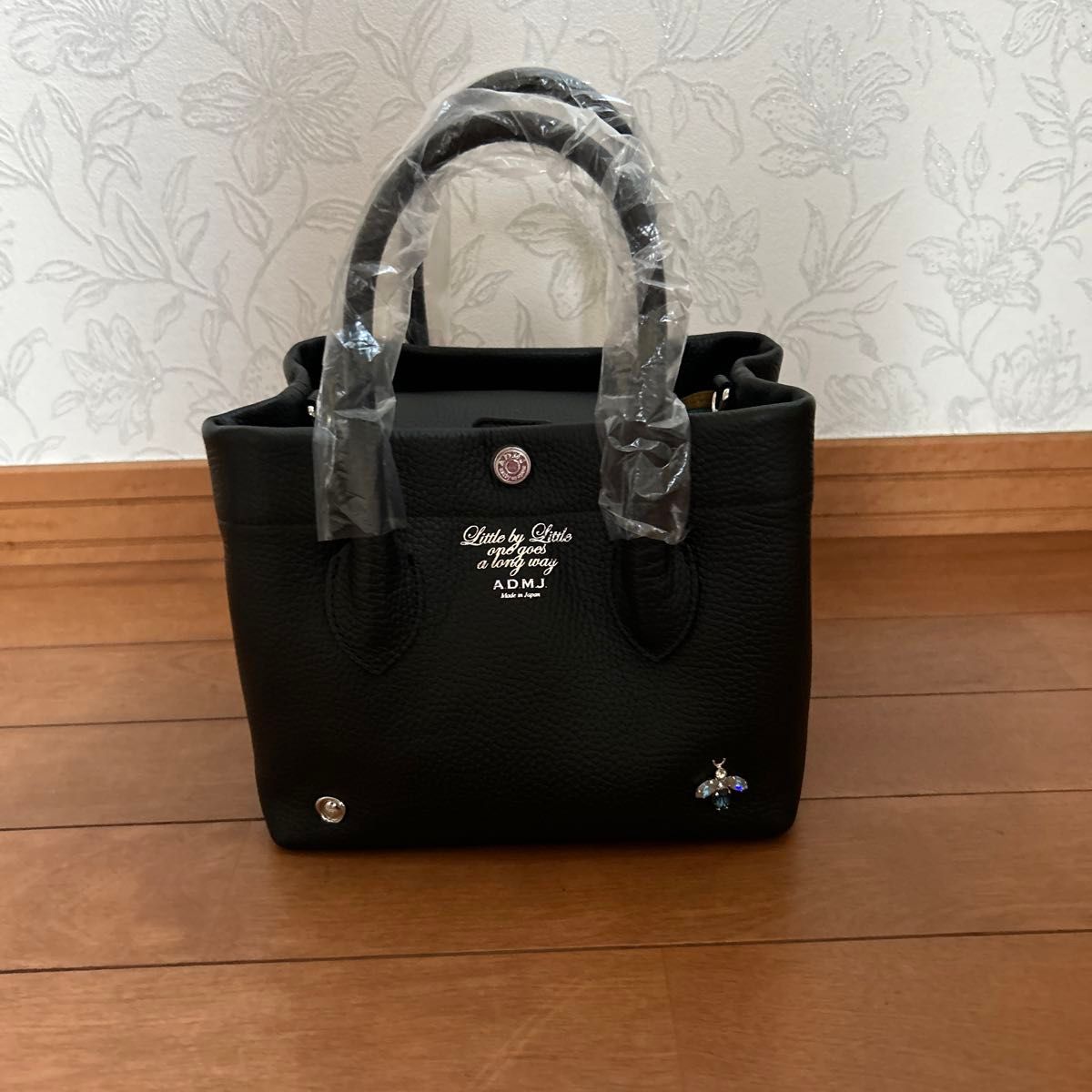 最終特別価格 新品 タグ付き ADMJ ビー キューブバッグ 完売 最終特別価格 新品 タグ付き ADMJ ビー キューブバッグ 完売