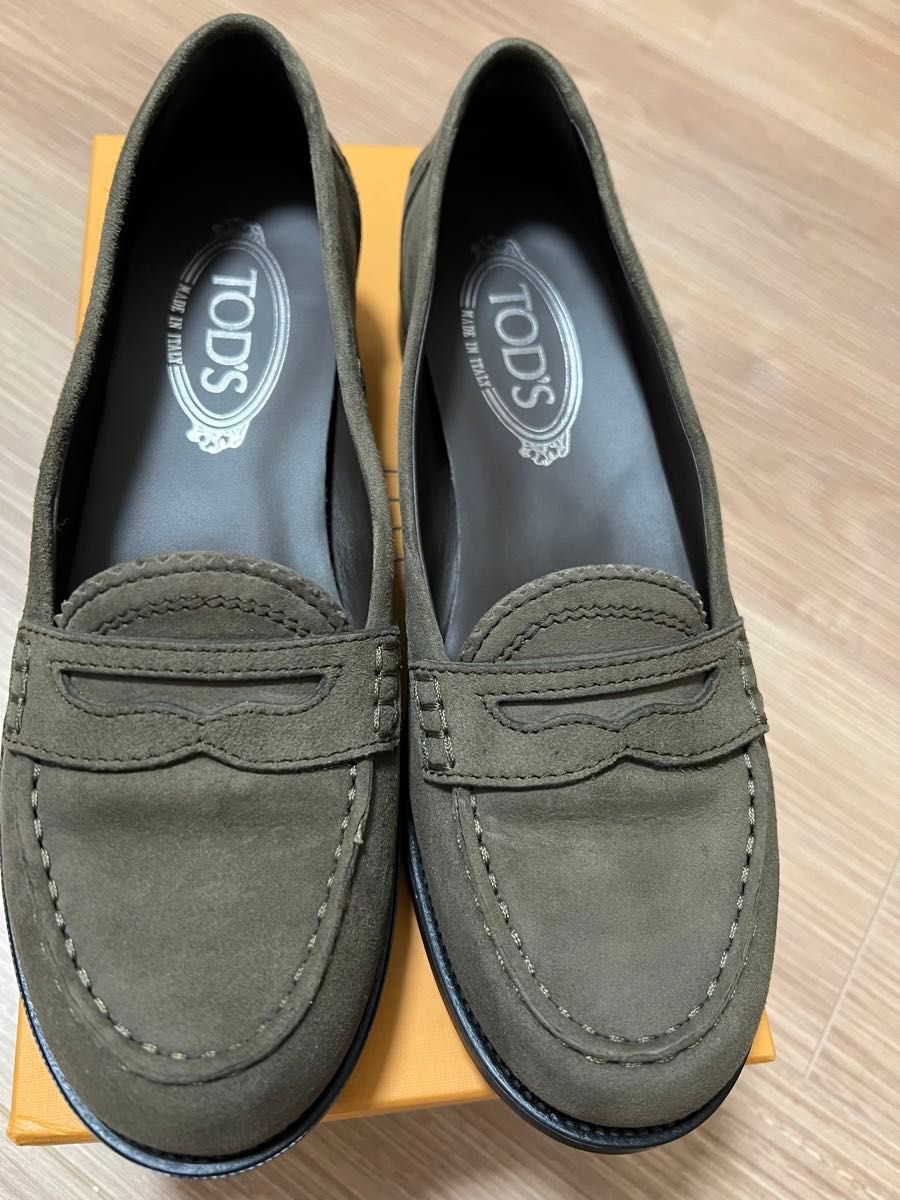 美品 TOD'S ローファー ハーフサドル スエード カーキ 37 5表記 美品 TOD'S ローファー ハーフサドル スエード カーキ 37 5表記