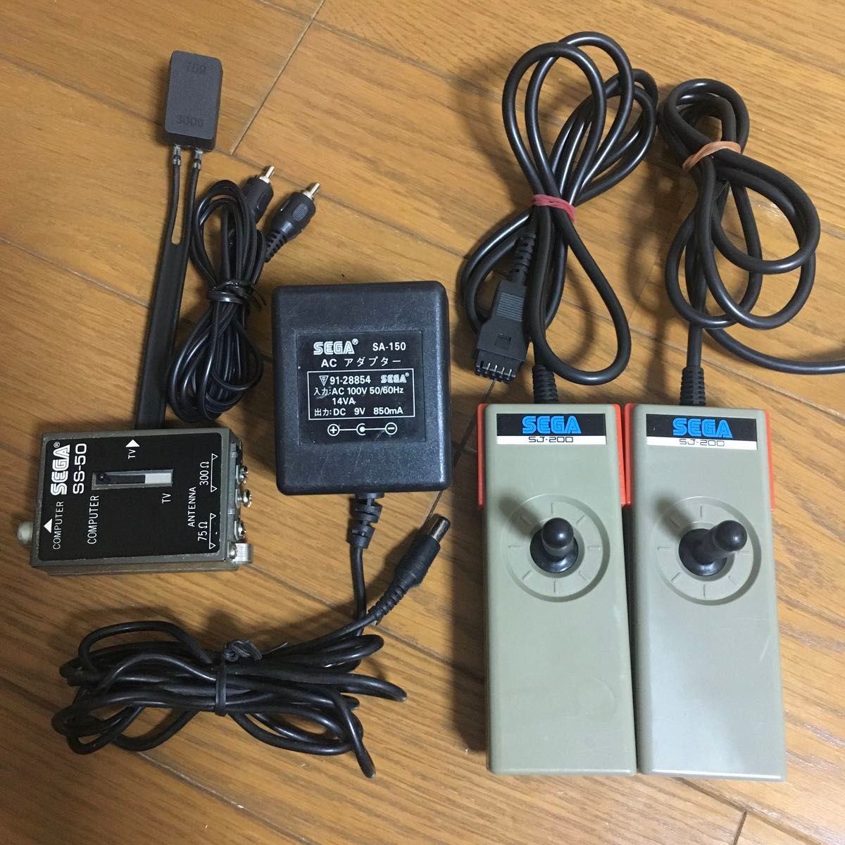動作確認済み】 SEGA セガ SG-1000 本体 オマケソフト4本 + 2P 動作確認済み】 SEGA セガ SG-1000 本体 オマケソフト4本 + 2P