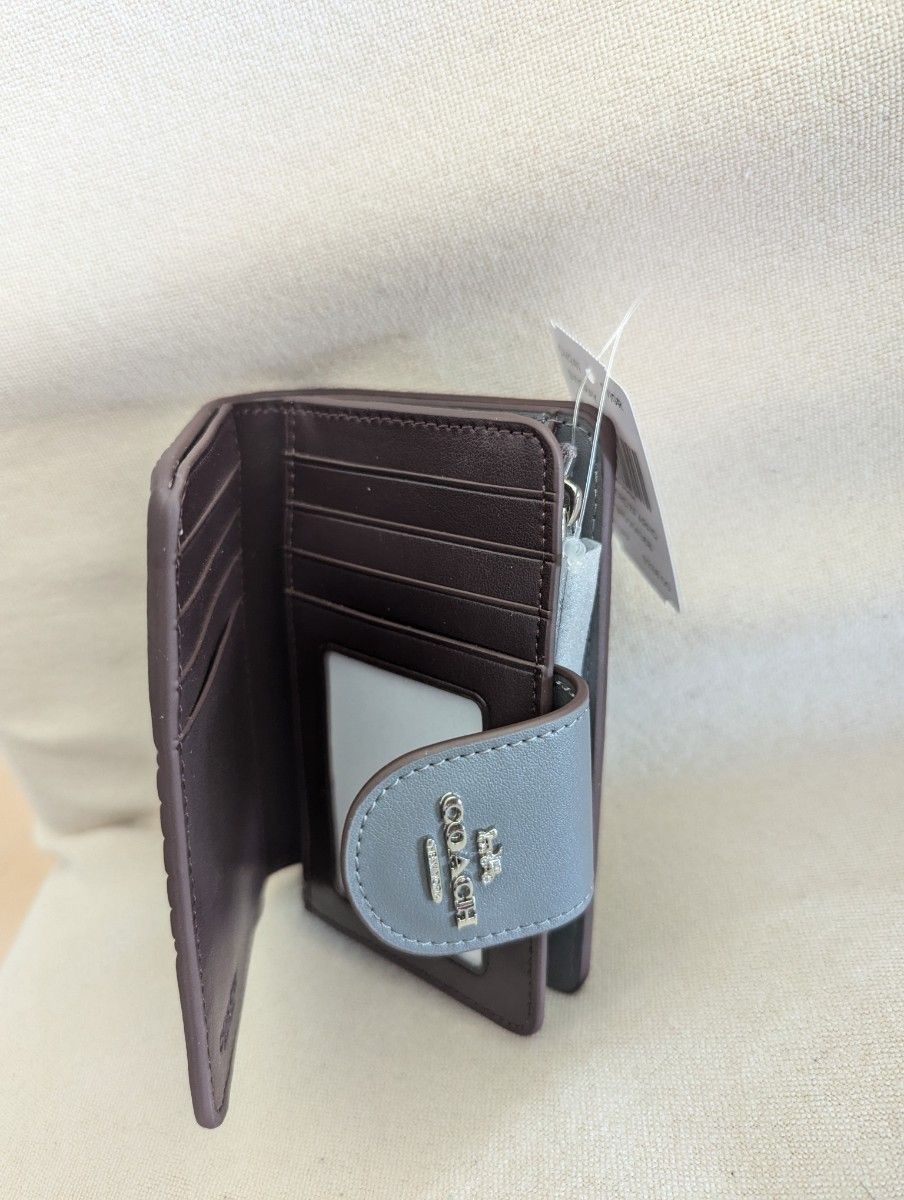 最新作 新品未使用COACHコーチ 2つ折り財布 ・シグネチャー 最新作 新品未使用COACHコーチ 2つ折り財布 ・シグネチャー