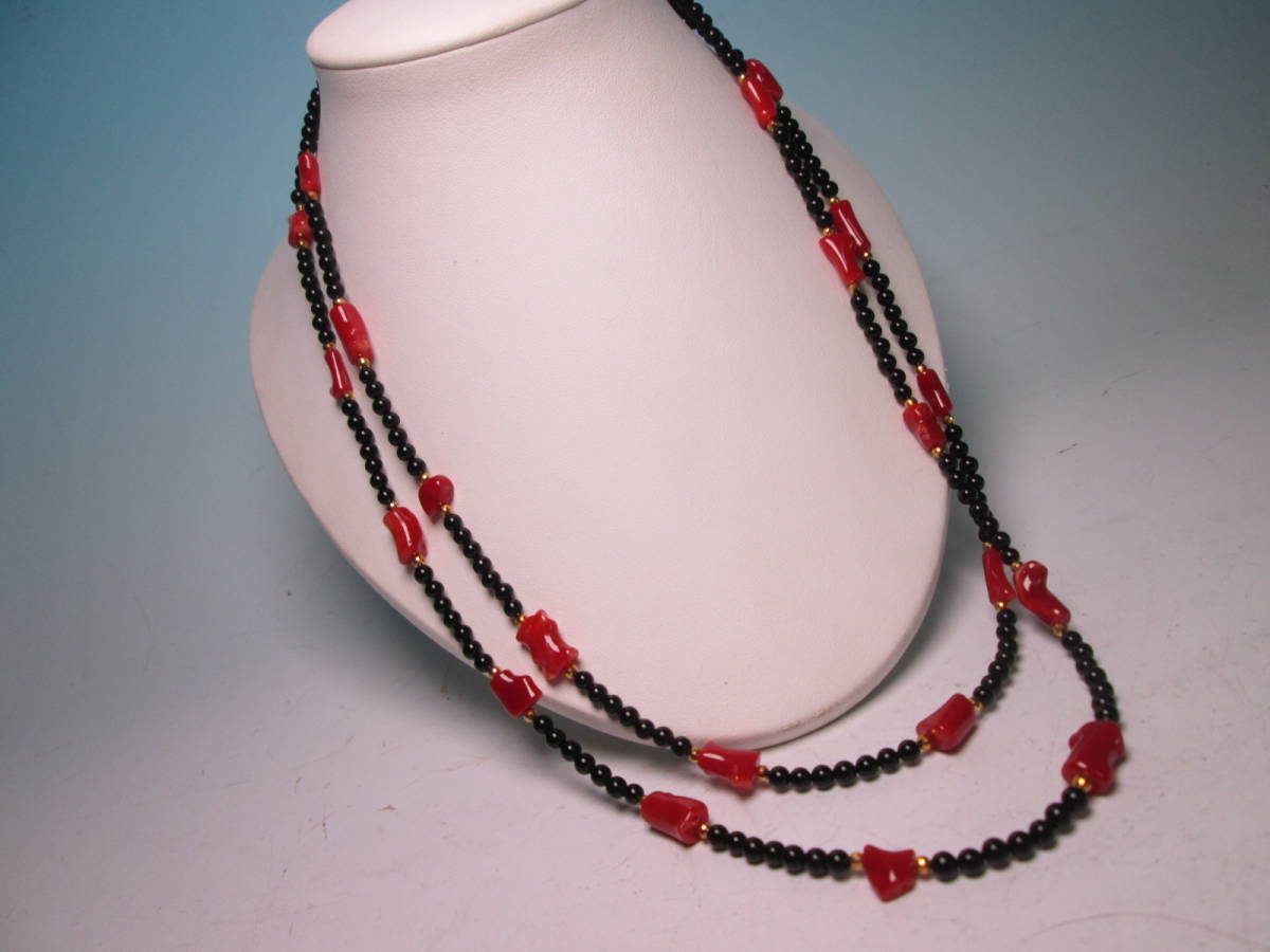 * red ..& black .. sphere. design long 121cm necklace 46g also case attaching 