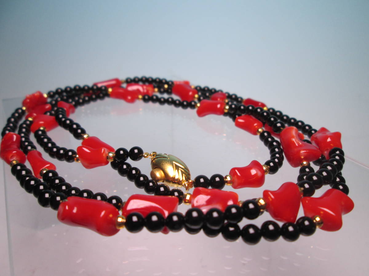 * red ..& black .. sphere. design long 121cm necklace 46g also case attaching 