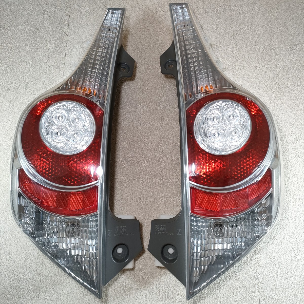 美品 トヨタ アクア NHP10 前期 LED テールランプ 左右セット 美品 トヨタ アクア NHP10 前期 LED テールランプ 左右セット