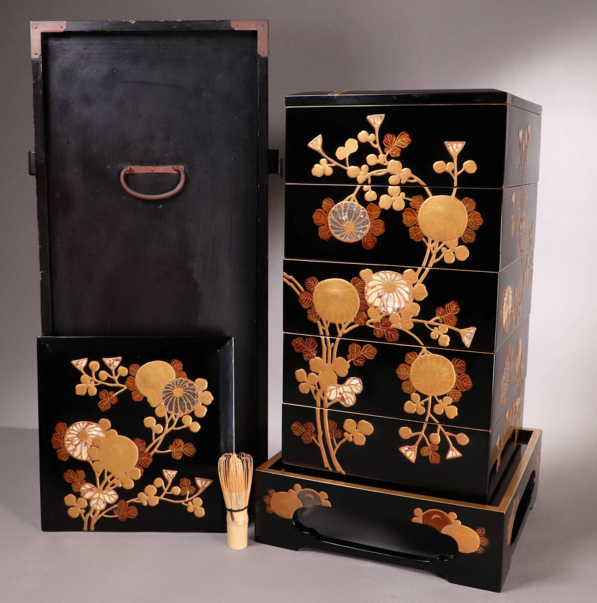 MA24 時代木製漆器 光琳蒔絵 五段重 重台 菊蝶金銀蒔絵 螺鈿細工 MA24 時代木製漆器 光琳蒔絵 五段重 重台 菊蝶金銀蒔絵 螺鈿細工