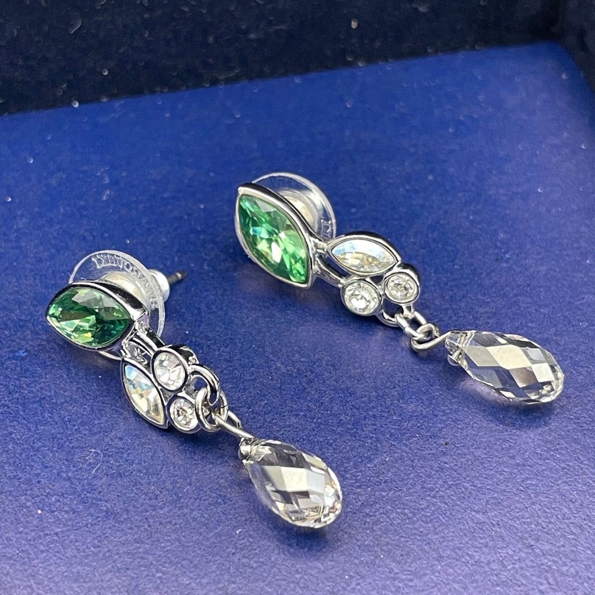 【超美品】SWAROVSKI スワロフスキー クリスタル ドロップ ピアス リーフ グリーン&クリア 箱付き 【超美品】SWAROVSKI スワロフスキー クリスタル ドロップ ピアス リーフ グリーン&クリア 箱付き