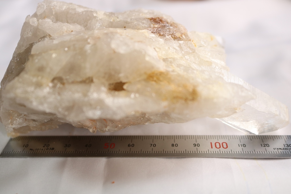 ★水晶原石　重さ：約548ｇ　Ｈ：約6.0㎝　Ｗ：約13.5㎝　Ｄ：約7.5㎝★_画像1