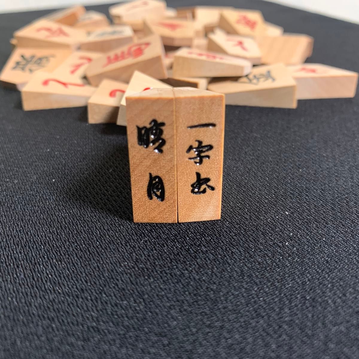 一字彫 晴月作 斧折特上彫駒 専用駒箱付き 裏赤 将棋駒/ 彫駒/駒 一字彫 晴月作 斧折特上彫駒 専用駒箱付き 裏赤 将棋駒/ 彫駒/駒