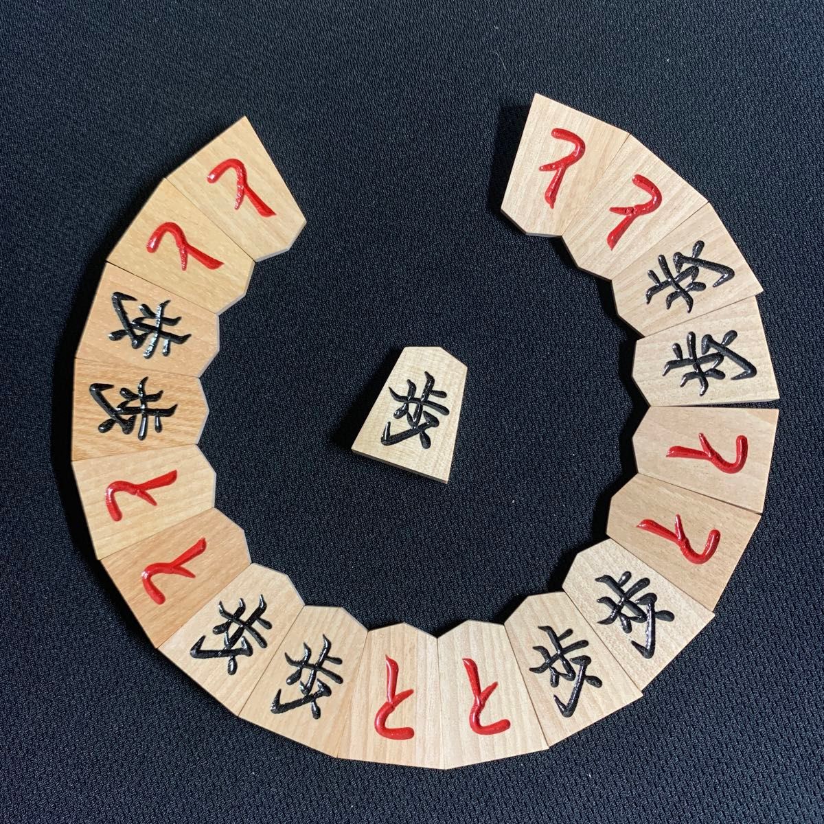 一字彫 晴月作 斧折特上彫駒 専用駒箱付き 裏赤 将棋駒/ 彫駒/駒 一字彫 晴月作 斧折特上彫駒 専用駒箱付き 裏赤 将棋駒/ 彫駒/駒