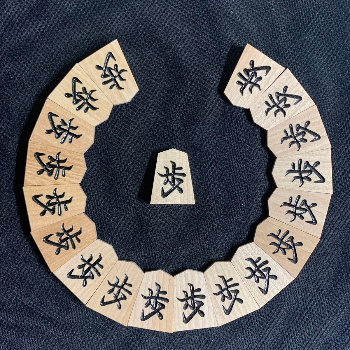 一字彫 晴月作 斧折特上彫駒 専用駒箱付き 裏赤 将棋駒/ 彫駒/駒 一字彫 晴月作 斧折特上彫駒 専用駒箱付き 裏赤 将棋駒/ 彫駒/駒