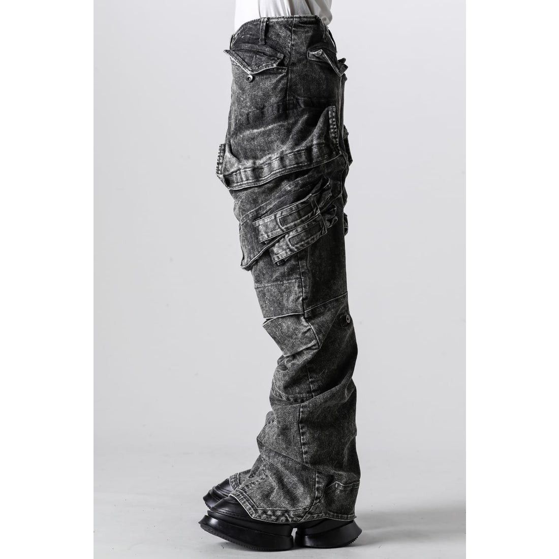 新品JULIUSユリウス 10 5ozストレッチデニムガスマスクカーゴワイドパンツ Acid Gray 新品JULIUSユリウス 10 5ozストレッチデニムガスマスクカーゴワイドパンツ Acid Gray