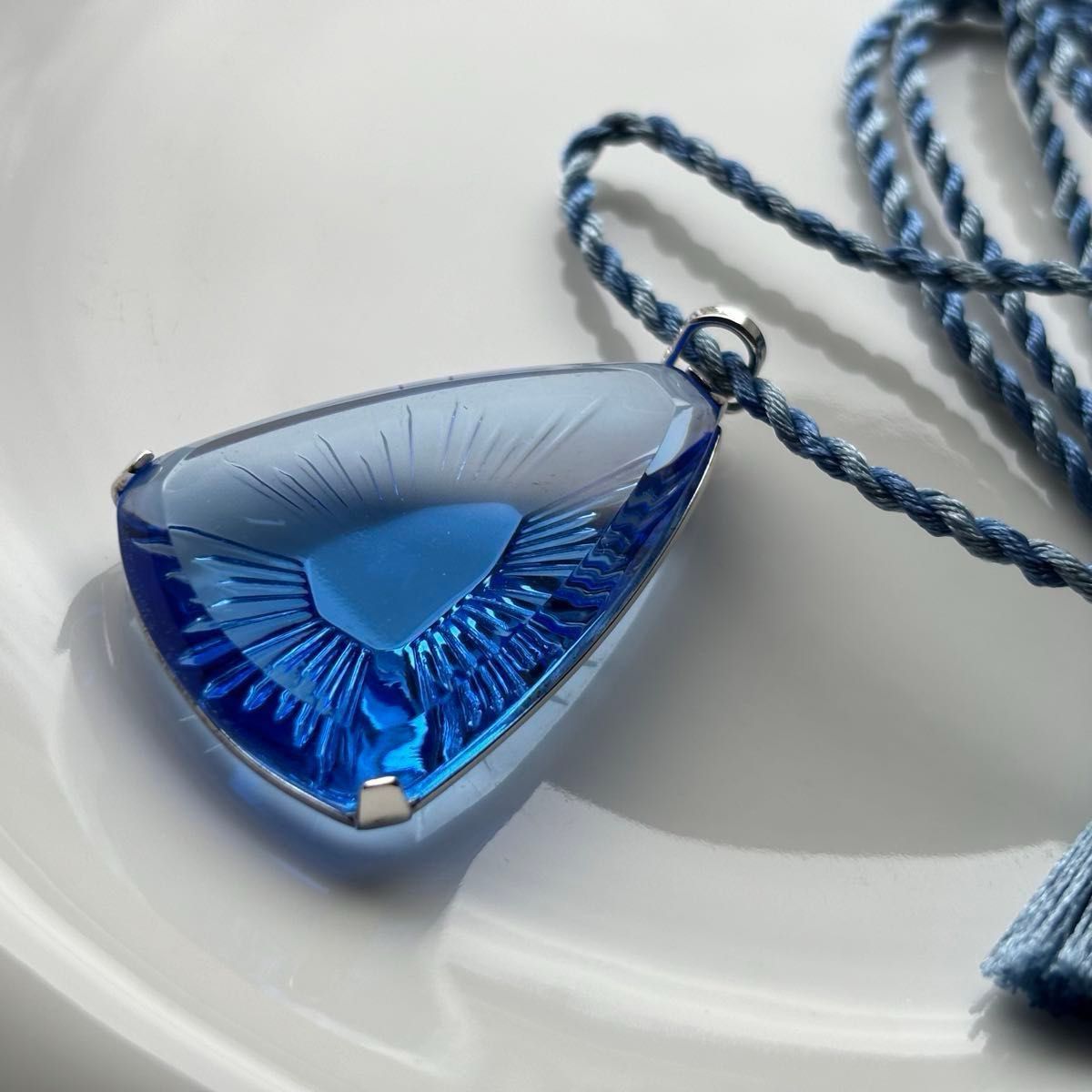 LALIQUE サファイアブルー ラディアルカービングペンダント ルネ LALIQUE サファイアブルー ラディアルカービングペンダント ルネ