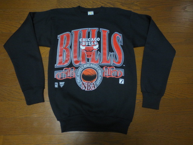 春先取りの デッドストック 未使用品 90’s CHICAGO BULLS アメリカ製 シカゴブルズ 長袖プリントスエットトレーナー M 黒 Mサイズ 春先取りの デッドストック 未使用品 90’s CHICAGO BULLS アメリカ製 シカゴブルズ 長袖プリントスエットトレーナー M 黒 Mサイズ