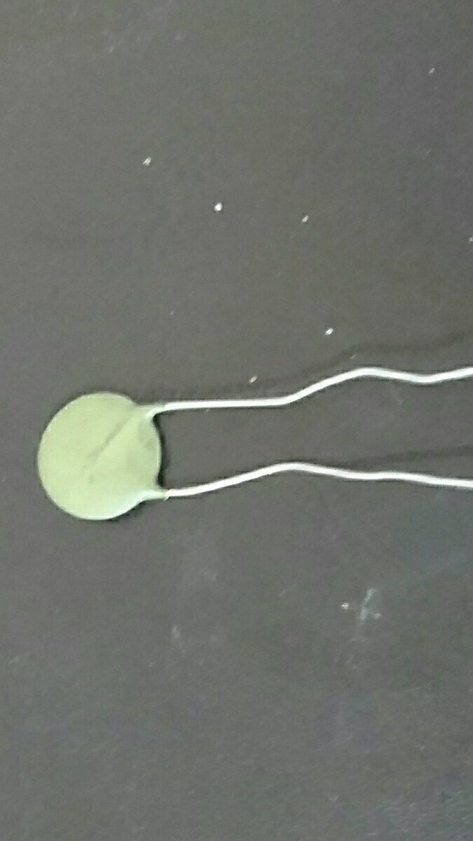 直徑約14㎜、厚み3㎜、足40㎜程度