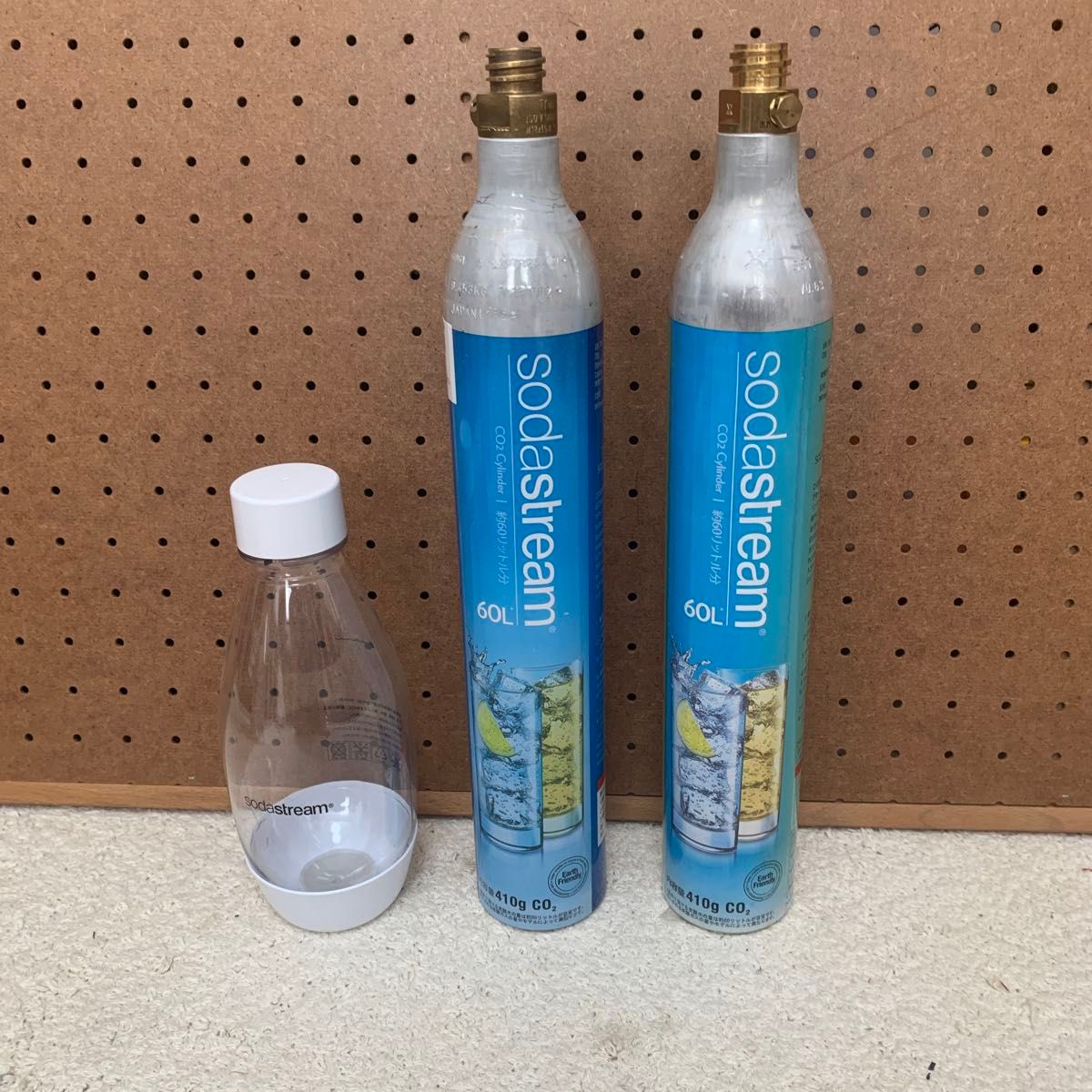 Sodastream SPIRIT ホワイト ガスシリンダー満タン2本付き 新品 Sodastream SPIRIT ホワイト ガスシリンダー満タン2本付き 新品