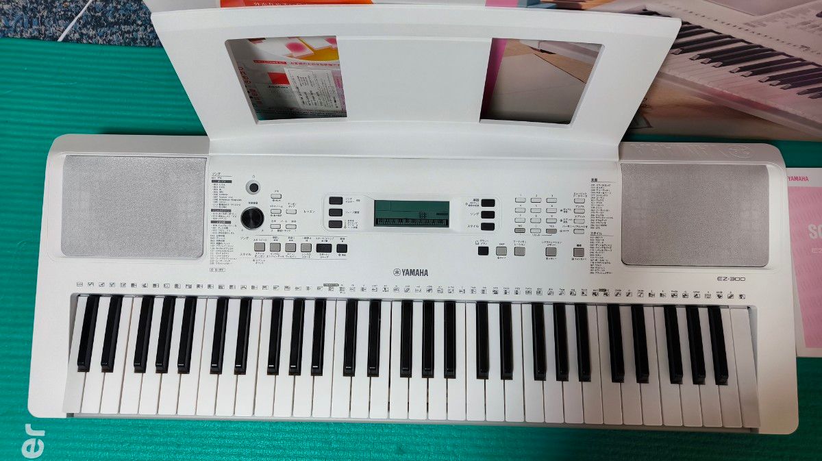 ほぼ新品2020年製】 ヤマハ 電子キーボード EZ-300/光る鍵盤 ほぼ新品2020年製】 ヤマハ 電子キーボード EZ-300/光る鍵盤