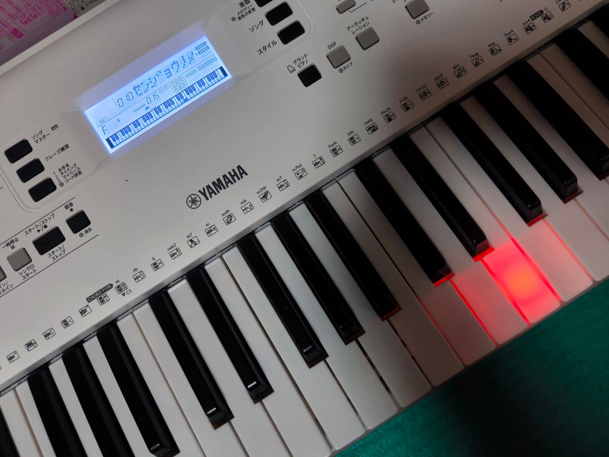 ほぼ新品2020年製】 ヤマハ 電子キーボード EZ-300/光る鍵盤 ほぼ新品2020年製】 ヤマハ 電子キーボード EZ-300/光る鍵盤