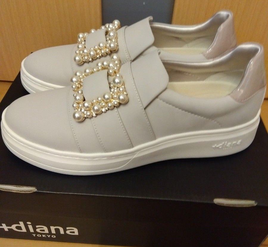 新品未使用】DIANA ダイアナ パールビジュー スニーカー 新品未使用】DIANA ダイアナ パールビジュー スニーカー