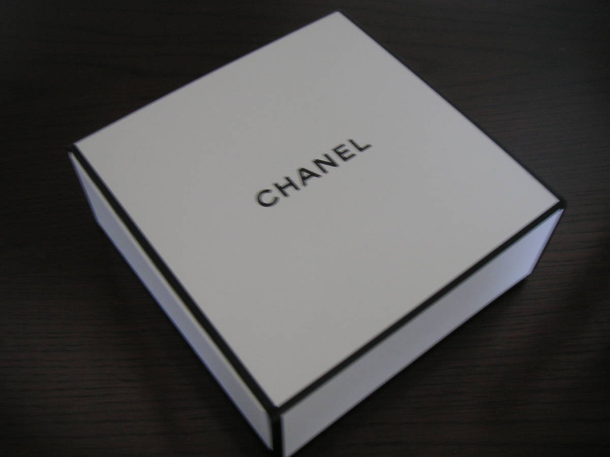 ☆即決*USED【シャネル CHANEL】化粧品 箱のみ*ボックス*白*磁石☆_画像1