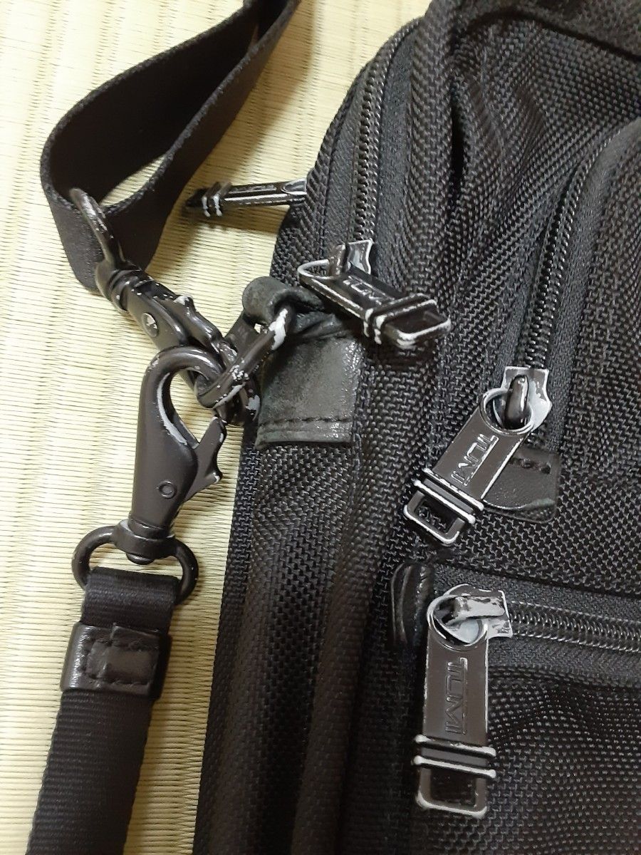 TUMI ショルダーバッグ トゥミ ブラック 斜めがけ 22102DH TUMI ショルダーバッグ トゥミ ブラック 斜めがけ 22102DH